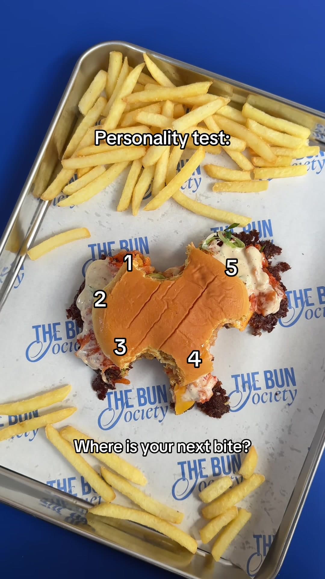 We all know, there is only one right answer. 🤭 #thebunsociety #berlin #burger #berlinfood #nextbite